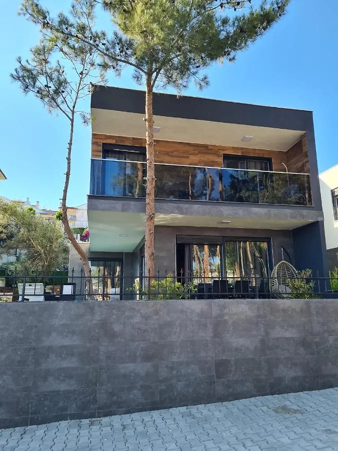 Oezel Havuz Ve Deniz Manzarali Yeni Villa Kusadası 0*,