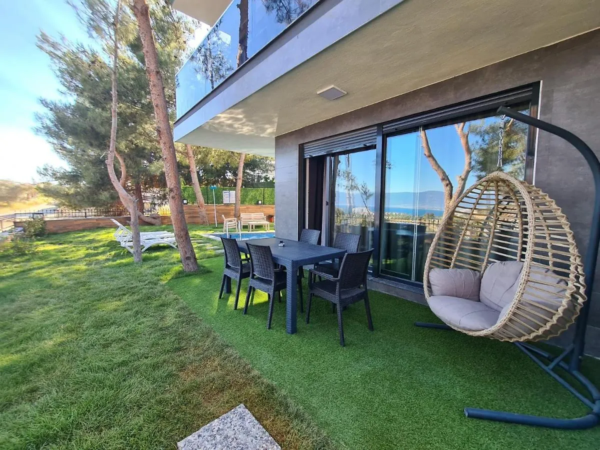 Oezel Havuz Ve Deniz Manzarali Yeni Villa Kusadası 0*,  Turcja