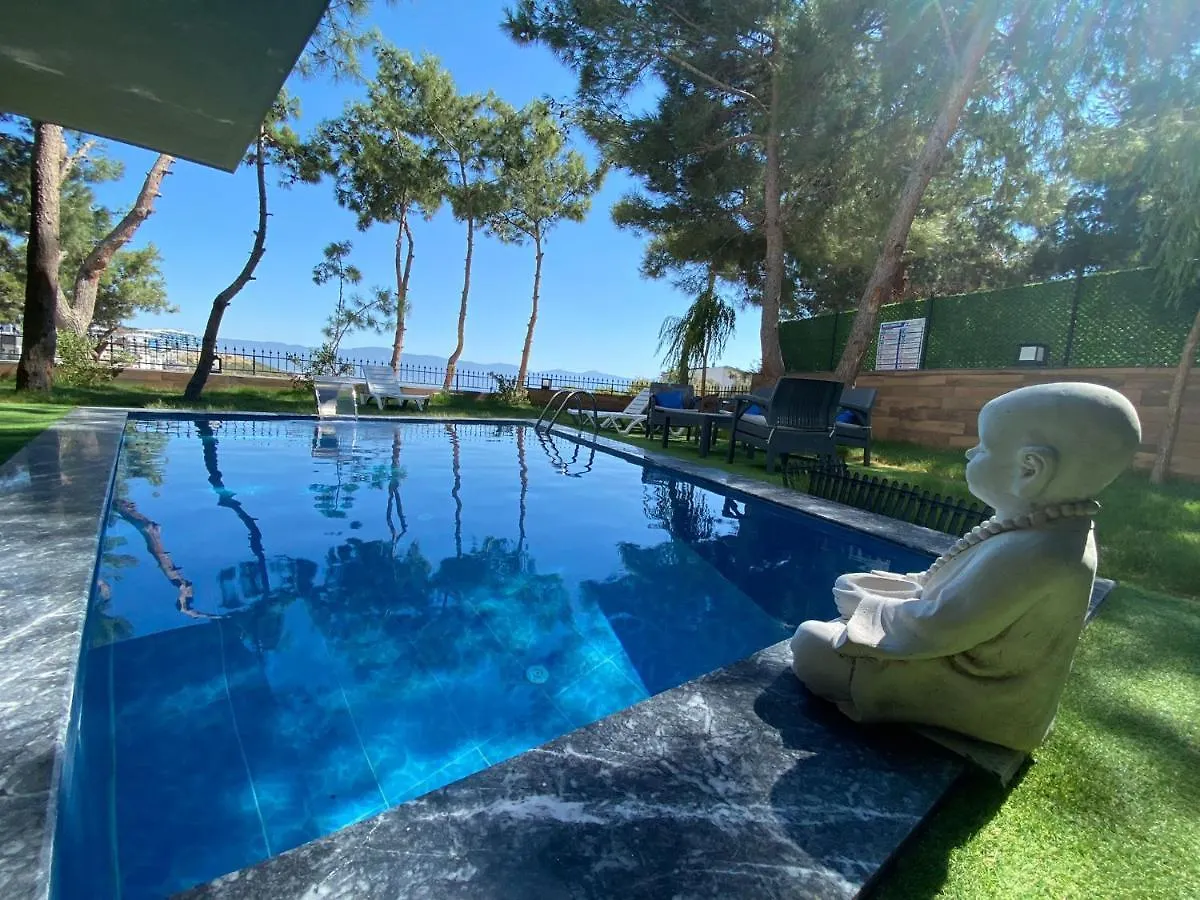 Oezel Havuz Ve Deniz Manzarali Yeni Villa Kusadası