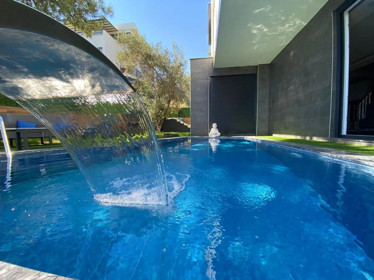 Oezel Havuz Ve Deniz Manzarali Yeni Villa Kusadası